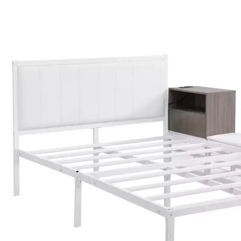 Cama de plataforma matrimonial de metal con estantes de almacenamiento de dos niveles y gabinete de almacenamiento de madera