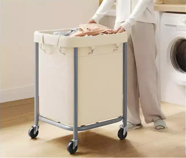 Cesto para Ropa Sucia de 170 L (45 galones) con Ruedas, con Marco de Acero y Bolsa Extraíble, 2 Ruedas con Bloqueo, Blanco Crema y Plateado Metálico