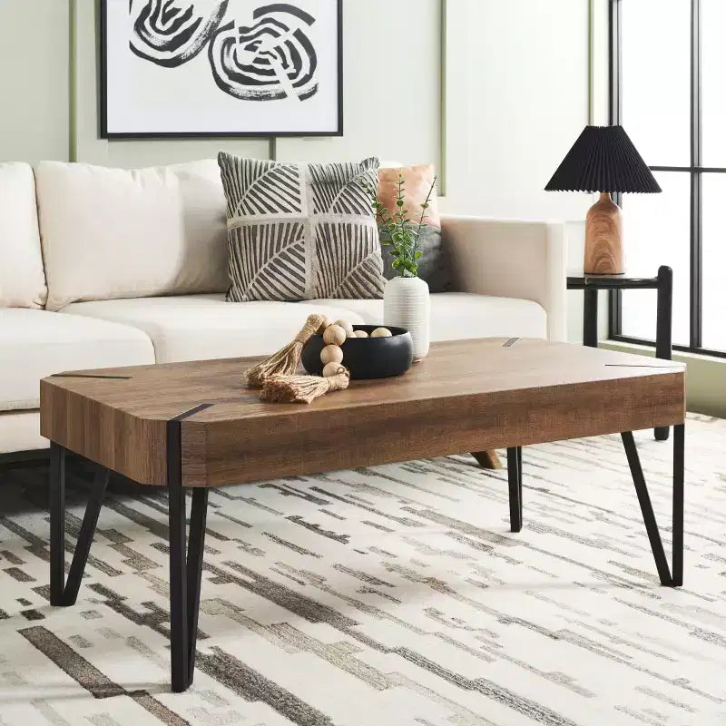 Mesa de centro rústica con superficie de madera estilo Mid-Century y patas de horquilla